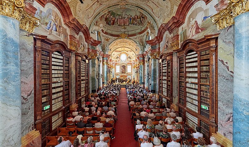 Kirche mit zahlreichen sitzenden Menschen