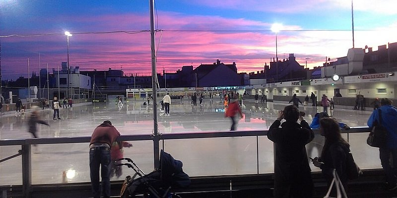 Eislaufbahn bei Sonnenuntergang