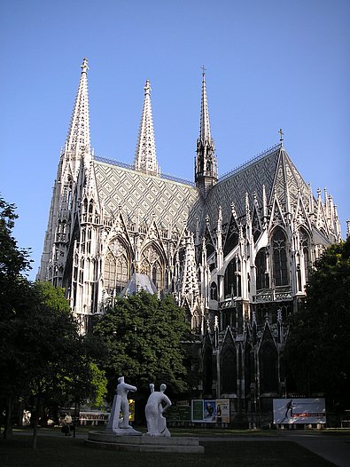 Die Votivkirche mit hohen weißen Kirchentürmen