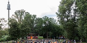 Zuschauer im Donaupark, im Hintergrund die Bühne