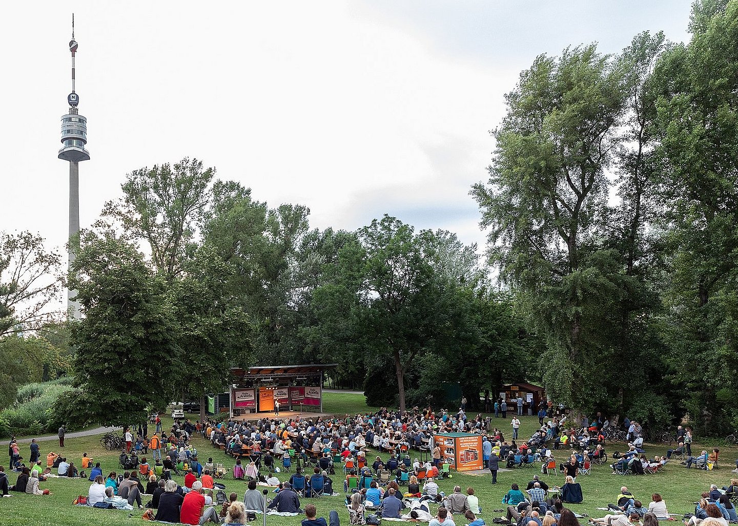 Zuschauer im Donaupark, im Hintergrund die Bühne