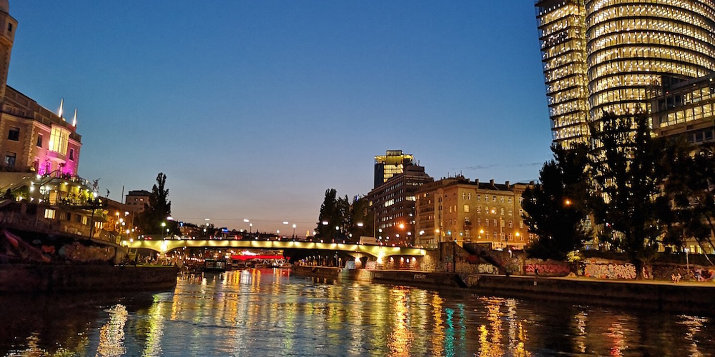 Donaukanal bei Nacht mit Badeschiff