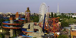 Überblick über den Wiener Prater: im Vordergrund die Wildalpenbahn, im Hintergrund das Riesenrad und andere Attraktionen.