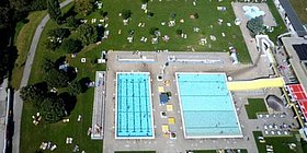 Luftbild Hietzinger Bad Freiluftbecken mit Schwimmhalle