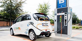 Elektroauto wird an einer Ladestation der Wien Energie geladen.