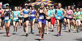 Frauen nehmen an einem Lauf teil