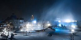 Die dampfenden Bäder der Rogner Therme bei Nacht