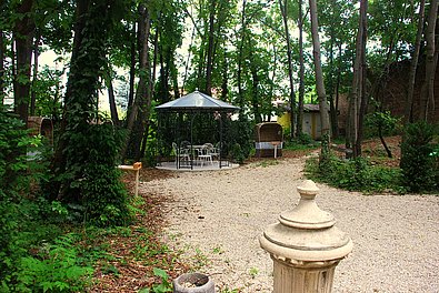 Der Pavillon und die Strandkörbe im Garten hinter dem Concordia Schlössl