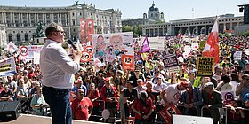 Demonstrationsteilnehmer am Heldenplatz mit Redner