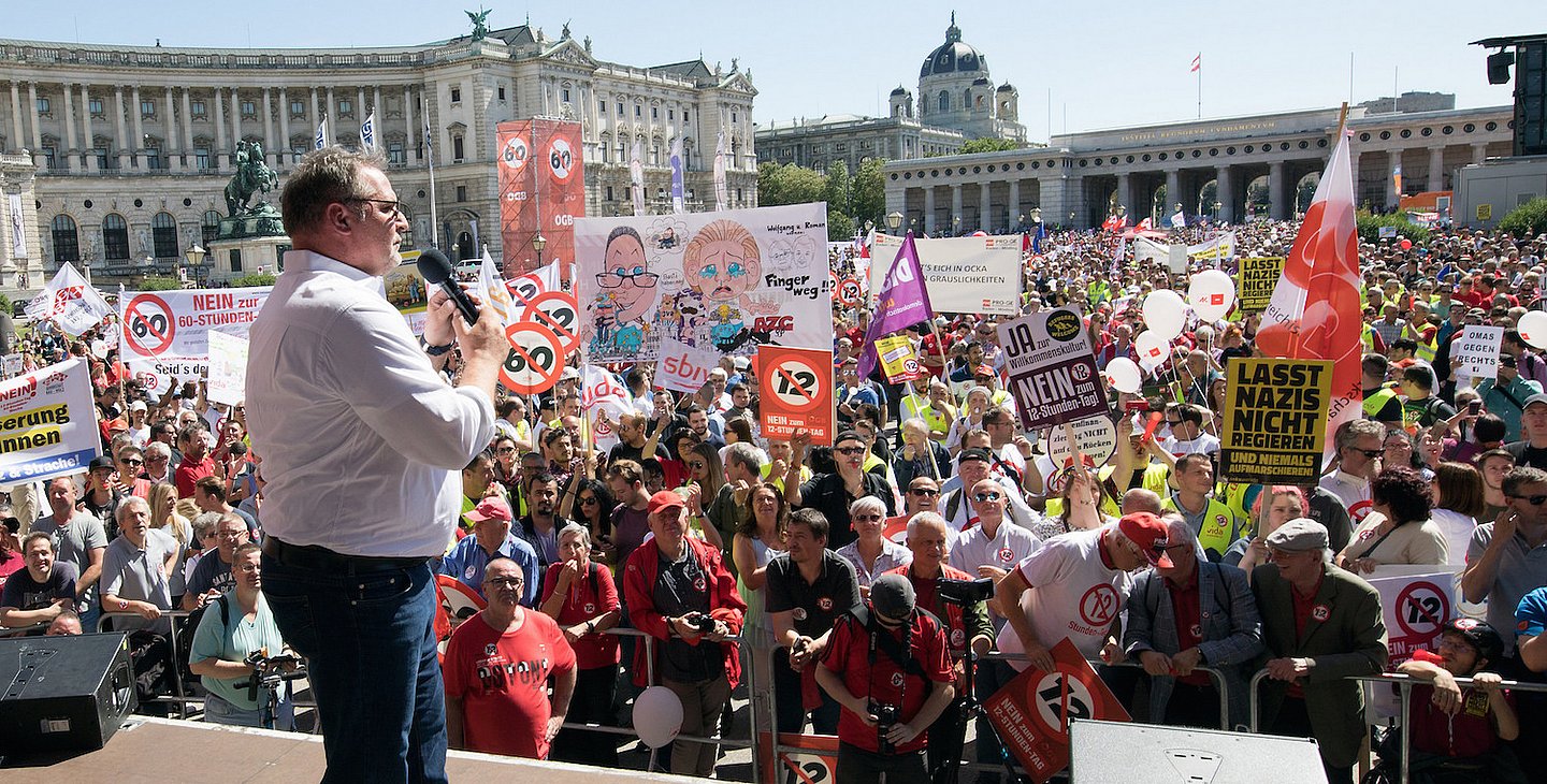 Demonstrationsteilnehmer am Heldenplatz mit Redner