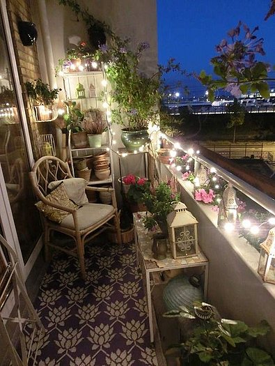 Lichterkette auf kleinem Balkon