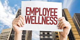 Schild mit Aufschrift Employee Wellness