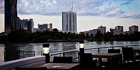 Blick von der Terrasse The View auf die Skyline von Uno City, DC Tower, Kaisermühlen Wien