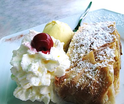 Apfelstrudel mit Schlagobers und Vanilleeis