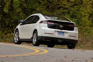 Chevrolet Volt von hinten in der Kurve.