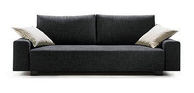 schwarzes Schlafsofa mit beigen Kissen