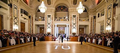 Die Buchstaben "TU" auf das Parkett projiziert am Ball der Technischen Universität Wien