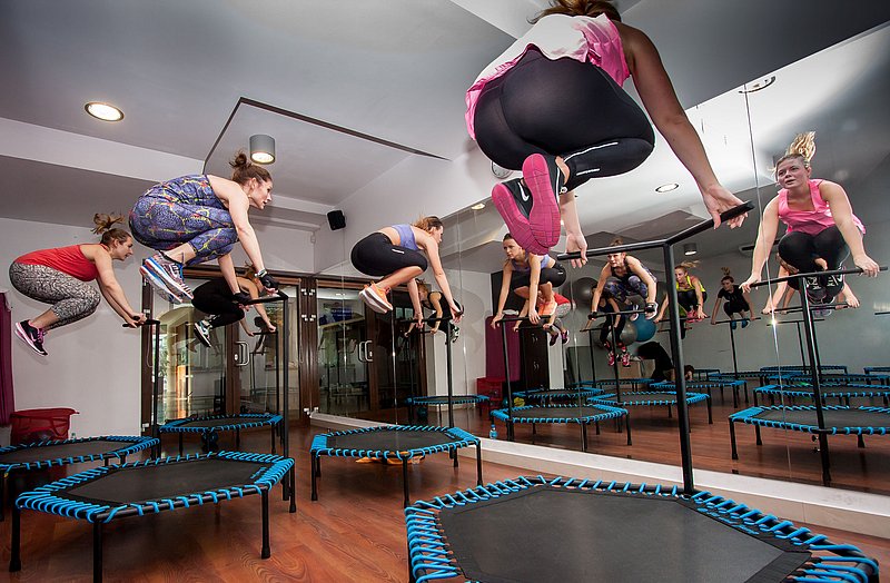 Frauen springen auf Trampolinen