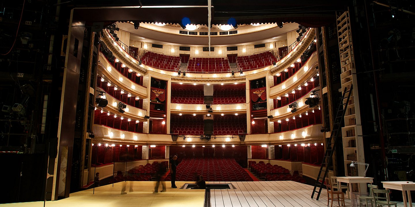 Blick von der Bühne in den Zuschauerraum des Burgtheaters Wien