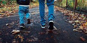 herbst, wald, vater mit Sohn machen einen Spaziergang