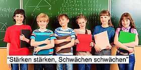 6 Schüler stehen vor einer Tafel beschrieben mit Zahlen