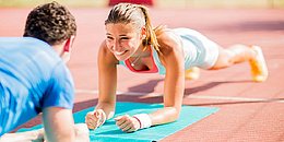 Mädchen beim Planking mit Fitnesstrainer