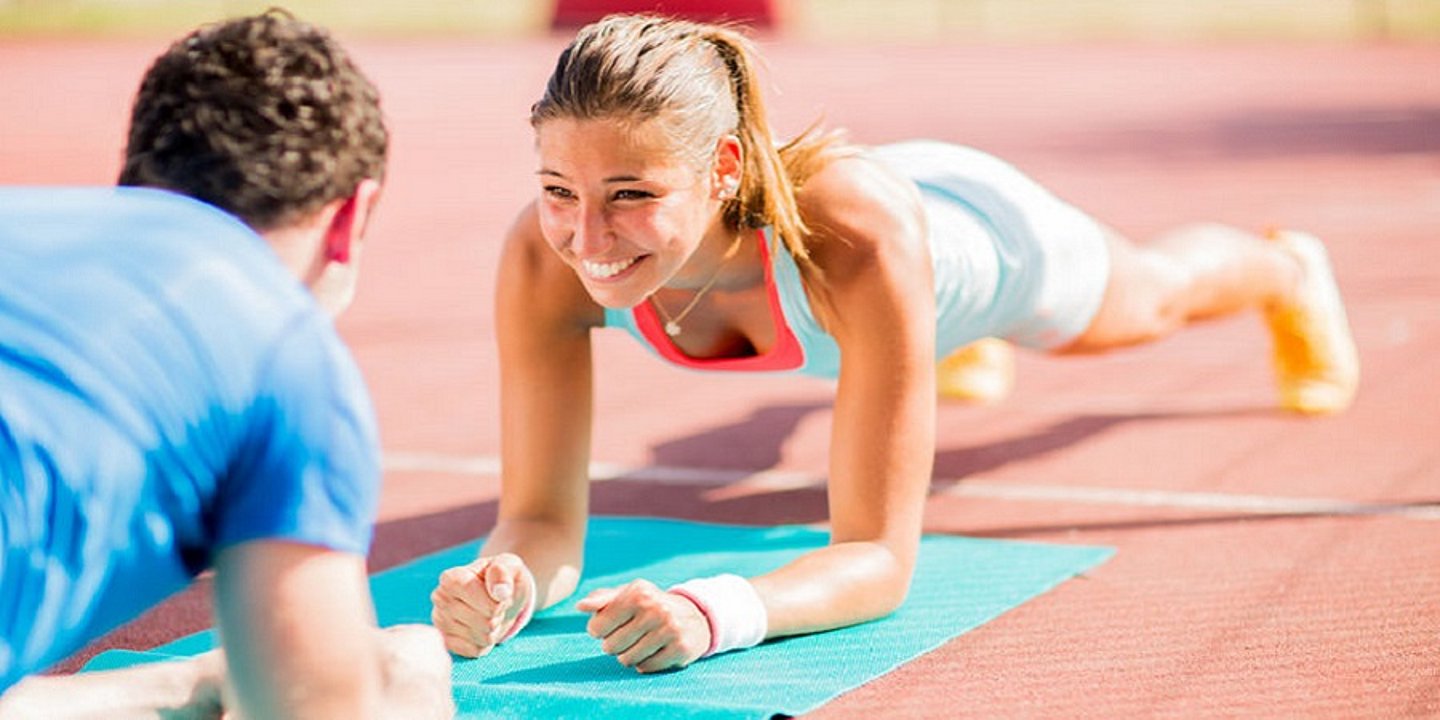 Mädchen beim Planking mit Fitnesstrainer