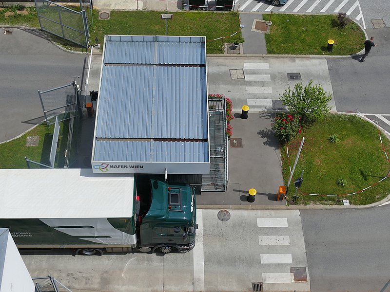 Ein LKW fährt in den Hafen Wien ein