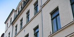 Häuserfassade mit ausgebauten Dachgeschosswohnungen