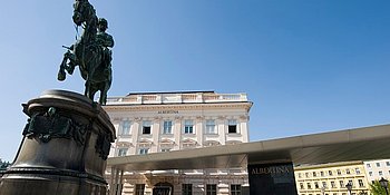 Reiterdenkmal mit Albertina Museum Wien im Hintergrund