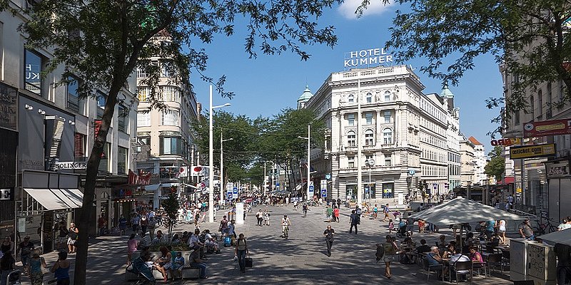 Eine Straße in Wien, viele Leute mit Einkaufstaschen