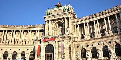 Blick auf den Eingang der Nationalbibliothek in der Neuen Burg