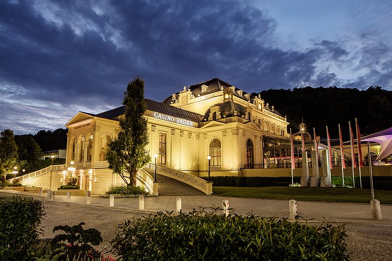 Casino Baden am Abend beleuchtet