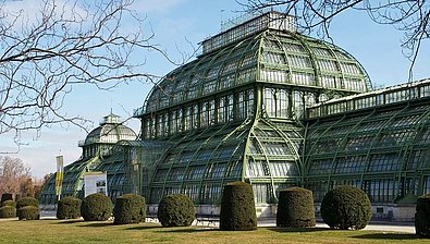 Ein grünes gläsernes Haus