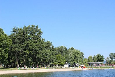 Das Bundesbad Alte Donau aus der Entfernung fotografiert.