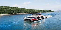 Twin City Liner fährt entlang der Donau