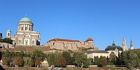 Der Dom von Esztergom trohnt mayestätisch am Ufer der Donau mit einer Kuppelhöhe von 72 m.