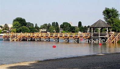 Holzsteg mit Pavillon an der Alten Donau 