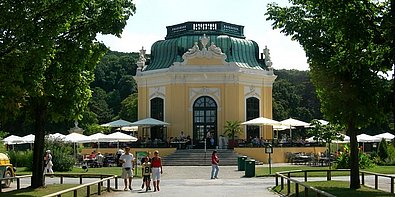 Ein Pavillon in der Mitte eines Gartens