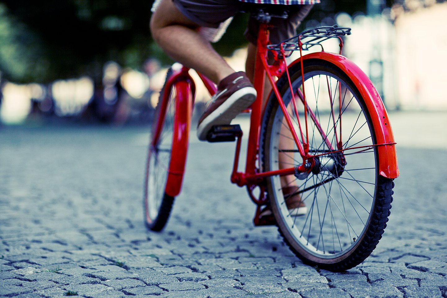 Ein rotes Fahrrad am Asphalt