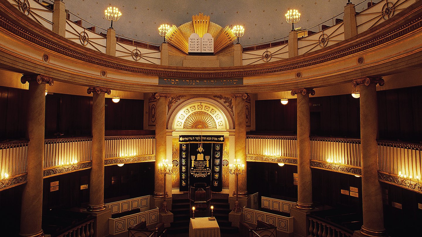 Innenraum der Synagoge in der Wiener Innenstadt von Lichtern in einem goldenen Farbton erleuchtet