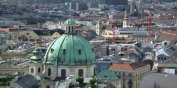 Blick von oben auf die Peterskirche in Wien.