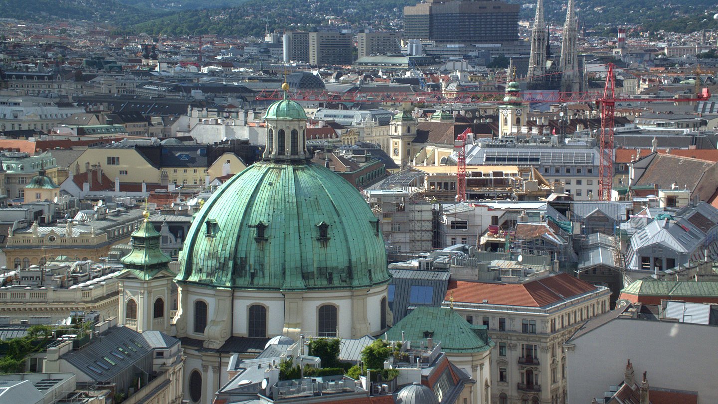 Blick von oben auf die Peterskirche in Wien.