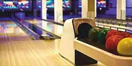 Bowlingbahn, Bowlingkugeln in verschiedenen Farben