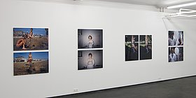 Weßer Ausstellungsraum mit Fotos an der Wand