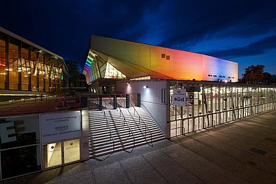 Die Hallen D und F der Stadthalle Wien bei Nacht mit Beleuchtung