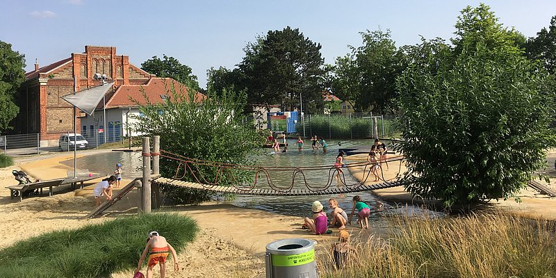 Wasser, Kinder beim Spielen, eine Brücke, einen Baum