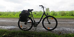 Ein Fahrrad mit Gepäckträger am Straßenrand