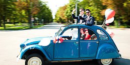 Homo Hochzeitspaar in blauem 2CV