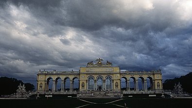 Blick auf die Gloriette beim Schloss Schönbrunn bei Gewitterwolken.